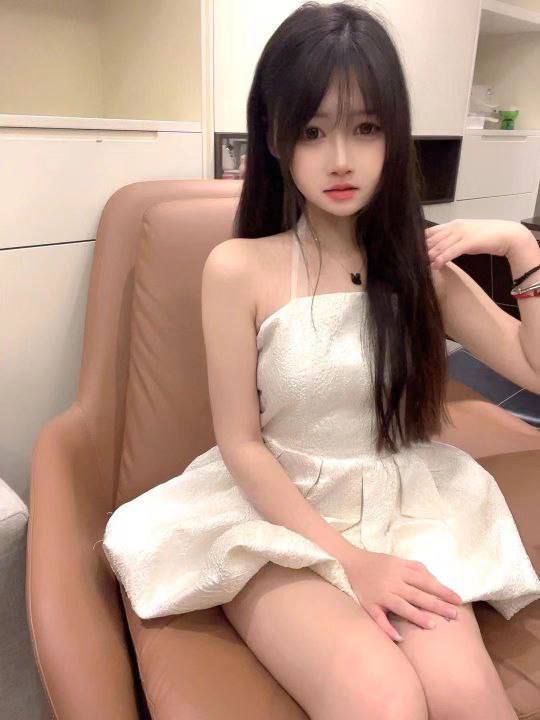 青岛05年在校生 兼职温柔恬静乖乖女   皮肤雪白灵气十足、清纯气质         举手投足间散发迷人温柔气息     JK 情趣 黑丝 白丝