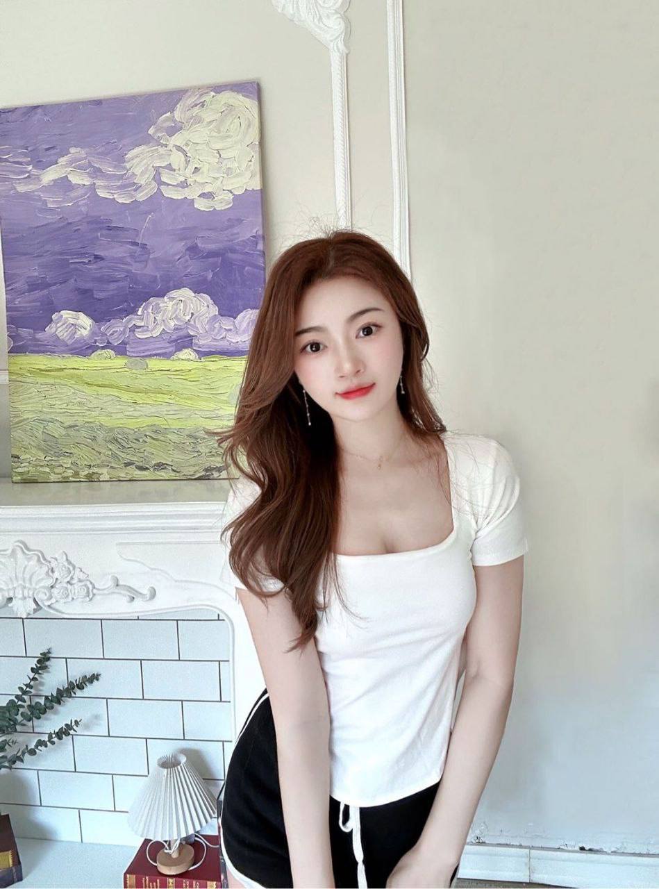 广州新茶36D，肌肤嫩滑逼肥穴紧汁多，淫荡想口爆吞精