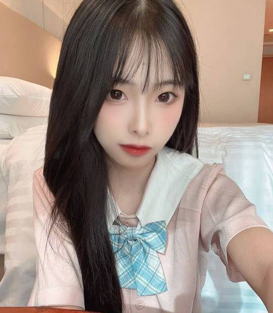 大连原相机直拍清纯麻花辫楚楚动人的骚逼