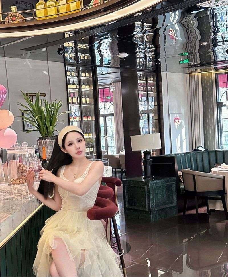 广州平面模特 道具服饰制服齐全 擅长各种角色扮演