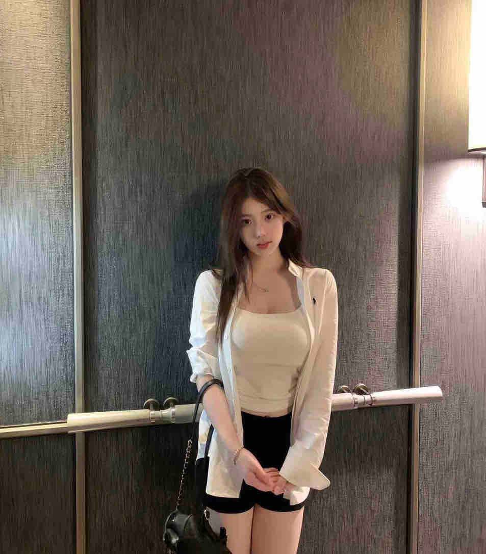 福州璐儿清纯精致脸  纯欲风漫画身材蜜桃