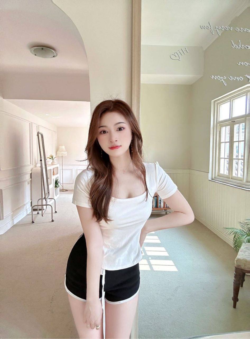 广州新茶36D，肌肤嫩滑逼肥穴紧汁多，淫荡想口爆吞精