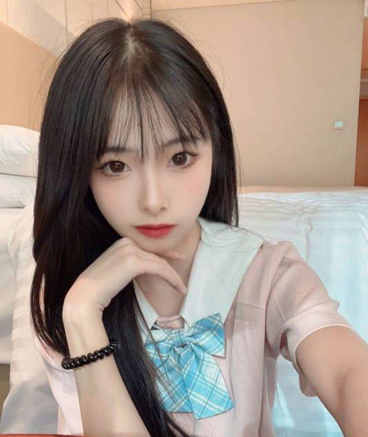 大连原相机直拍清纯麻花辫楚楚动人的骚逼