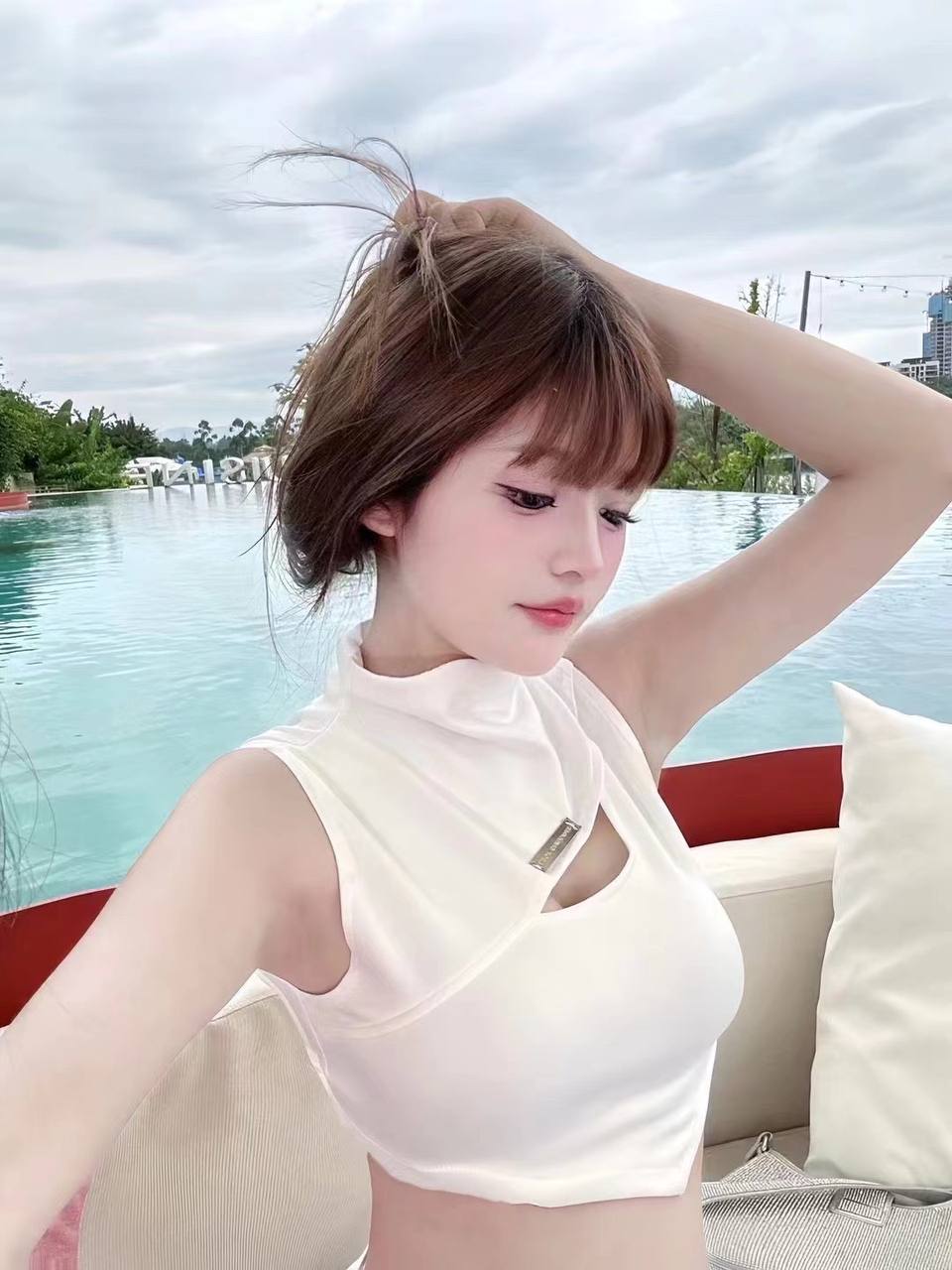 武汉极品小纯170   D 06 职业：学生       皮肤雪白灵气十足、清纯气质         举手投足间散发迷人温柔气息     JK 情趣 黑丝 白丝