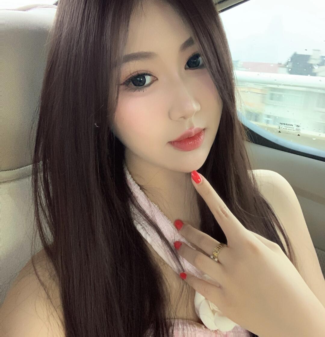 上海清纯乘务长粉鲍B姿势多，上舔下吸会喷水