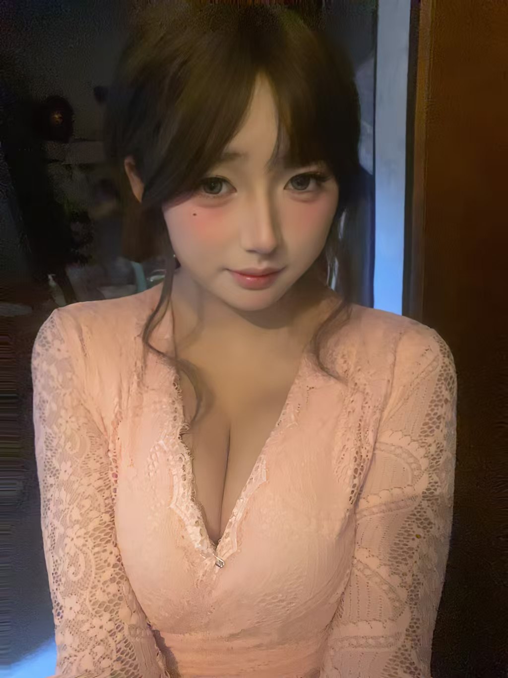 成都 性感小姐姐兼职，皮肤光滑细腻 胸大身材好