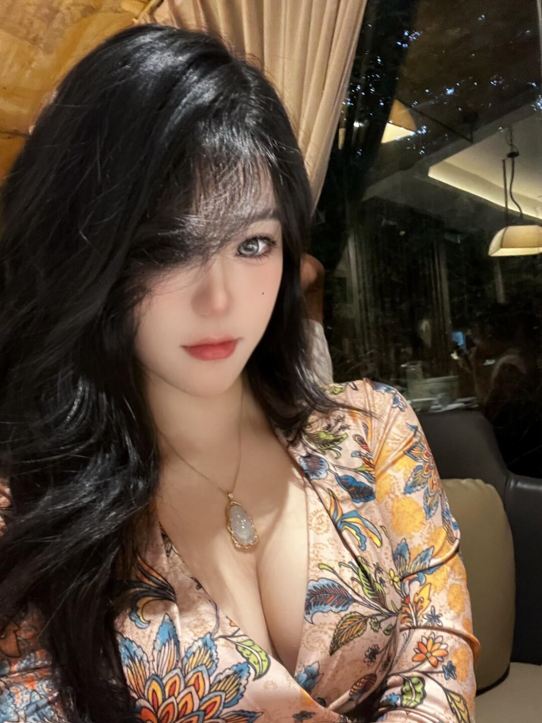 重庆高挑丰满御姐，三点粉嫩多水