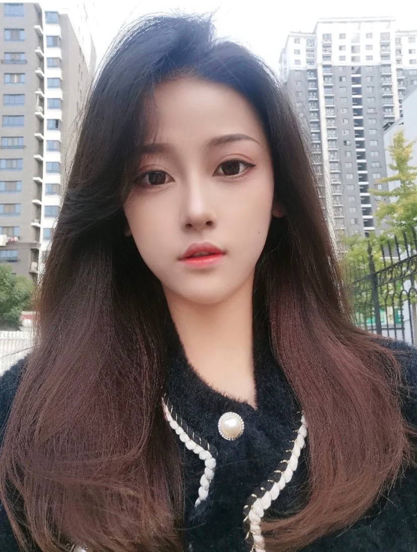 西安21岁，刚才发出来的小嫩逼，，温顺听话，关键是什么都会做，姿势多变温柔女友，可甜可纯可御姐。