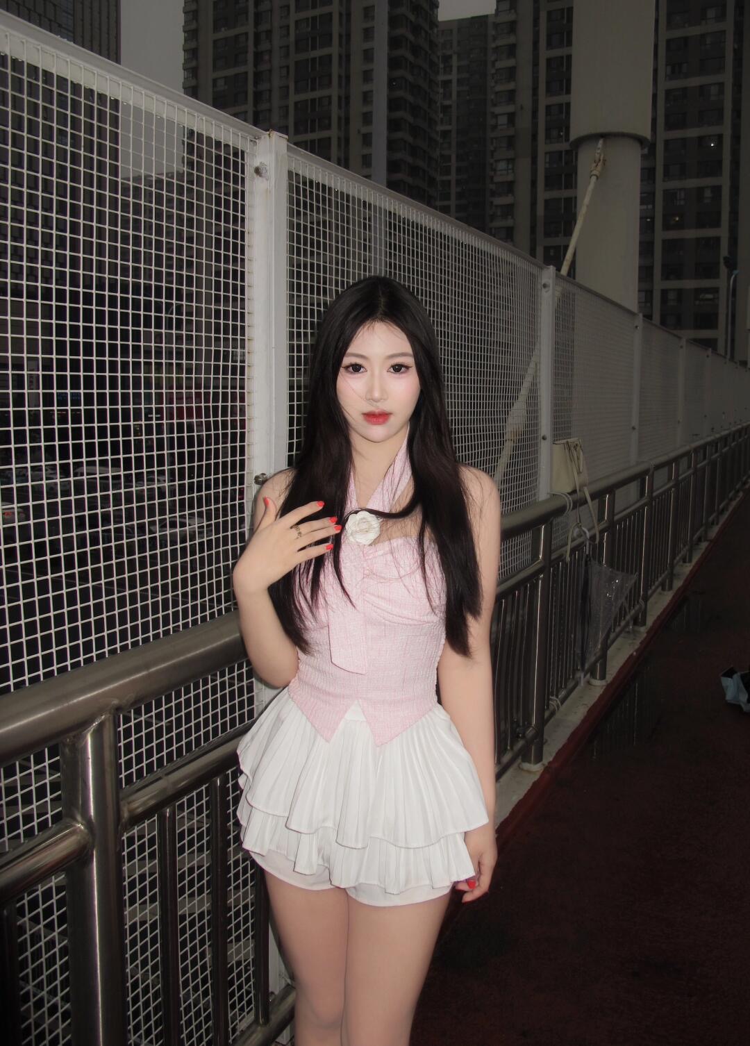 上海清纯乘务长粉鲍B姿势多，上舔下吸会喷水