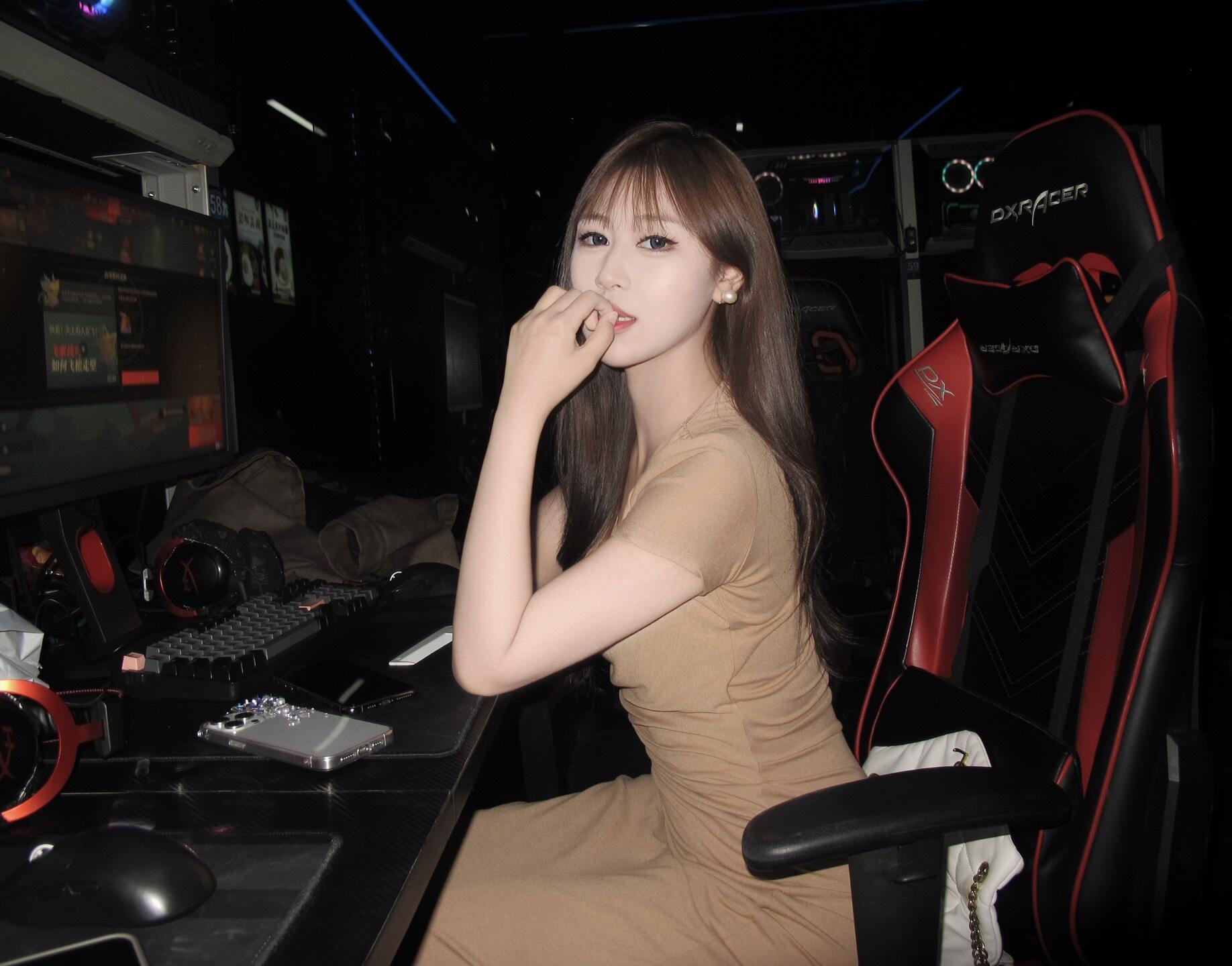 上海清纯乘务长粉鲍B姿势多，上舔下吸会喷水