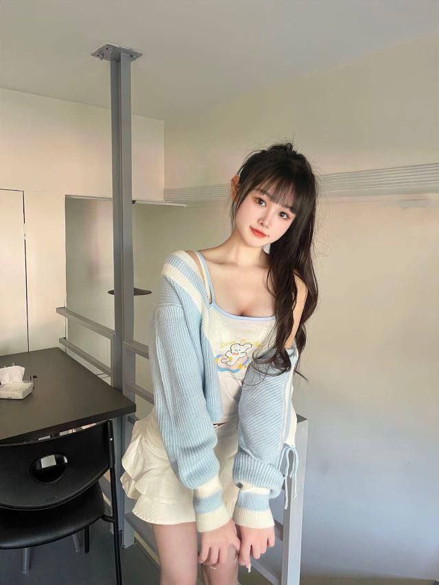 佛山性感尤物，奶软逼肥穴紧汁多，制服诱惑，69式情趣互动，超会自动