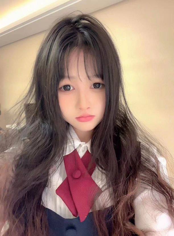 青岛05年在校生 兼职温柔恬静乖乖女   皮肤雪白灵气十足、清纯气质         举手投足间散发迷人温柔气息     JK 情趣 黑丝 白丝