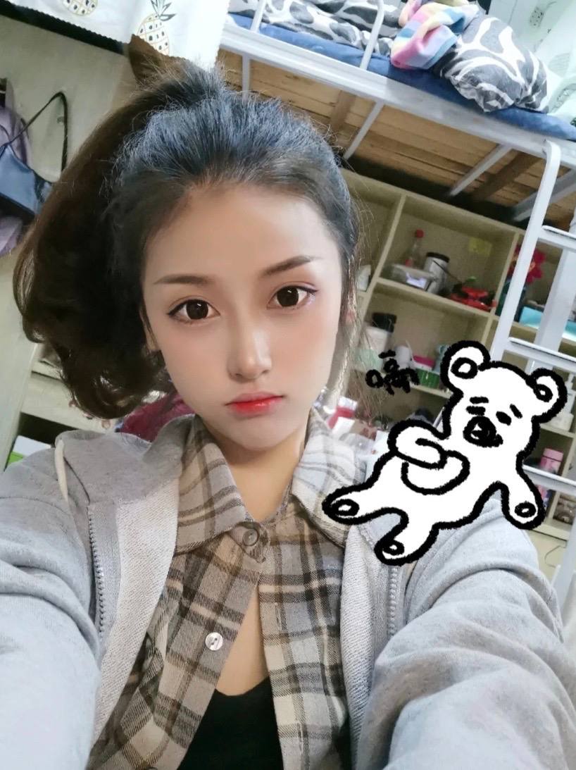 西安21岁，刚才发出来的小嫩逼，，温顺听话，关键是什么都会做，姿势多变温柔女友，可甜可纯可御姐。