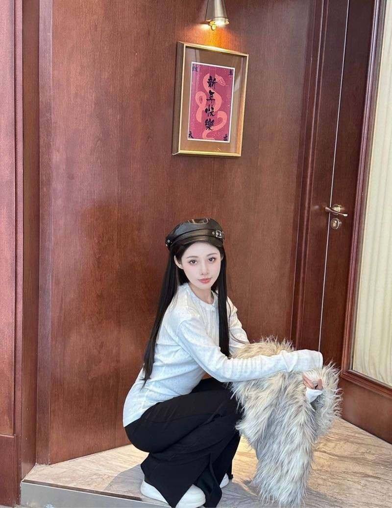 广州平面模特 道具服饰制服齐全 擅长各种角色扮演