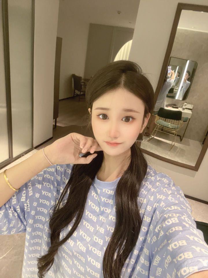 青岛水中萧一下就起来了，口活无齿感，小穴紧致会夹水多妹妹