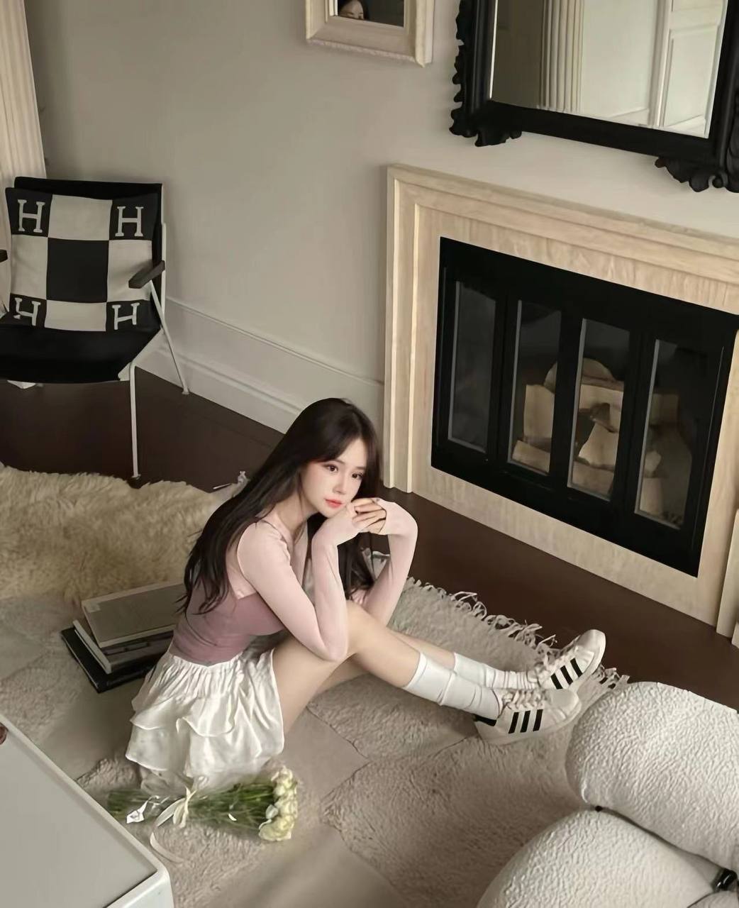 深圳极品小纯168   D 04 职业：学生       皮肤雪白灵气十足、清纯气质         举手投足间散发迷人温柔气息     JK 情趣 黑丝 白丝