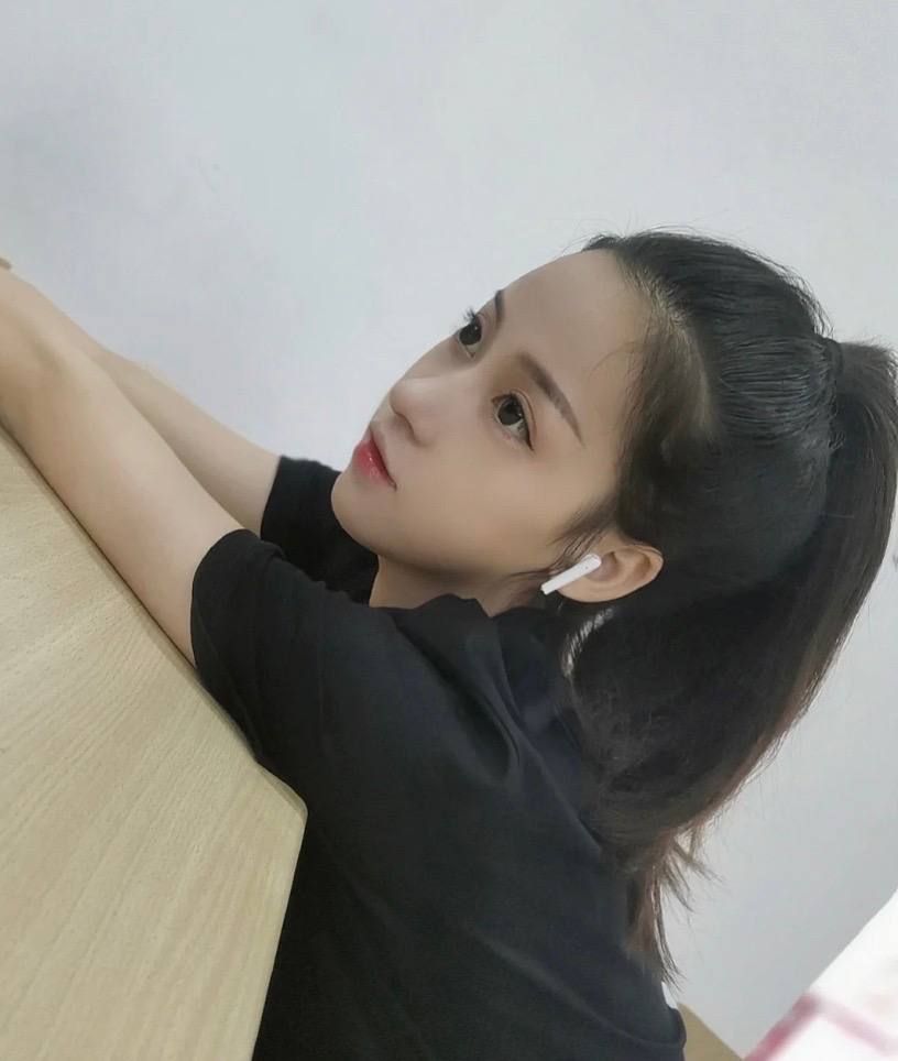 西安21岁，刚才发出来的小嫩逼，，温顺听话，关键是什么都会做，姿势多变温柔女友，可甜可纯可御姐。