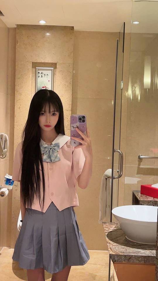 大连原相机直拍清纯麻花辫楚楚动人的骚逼