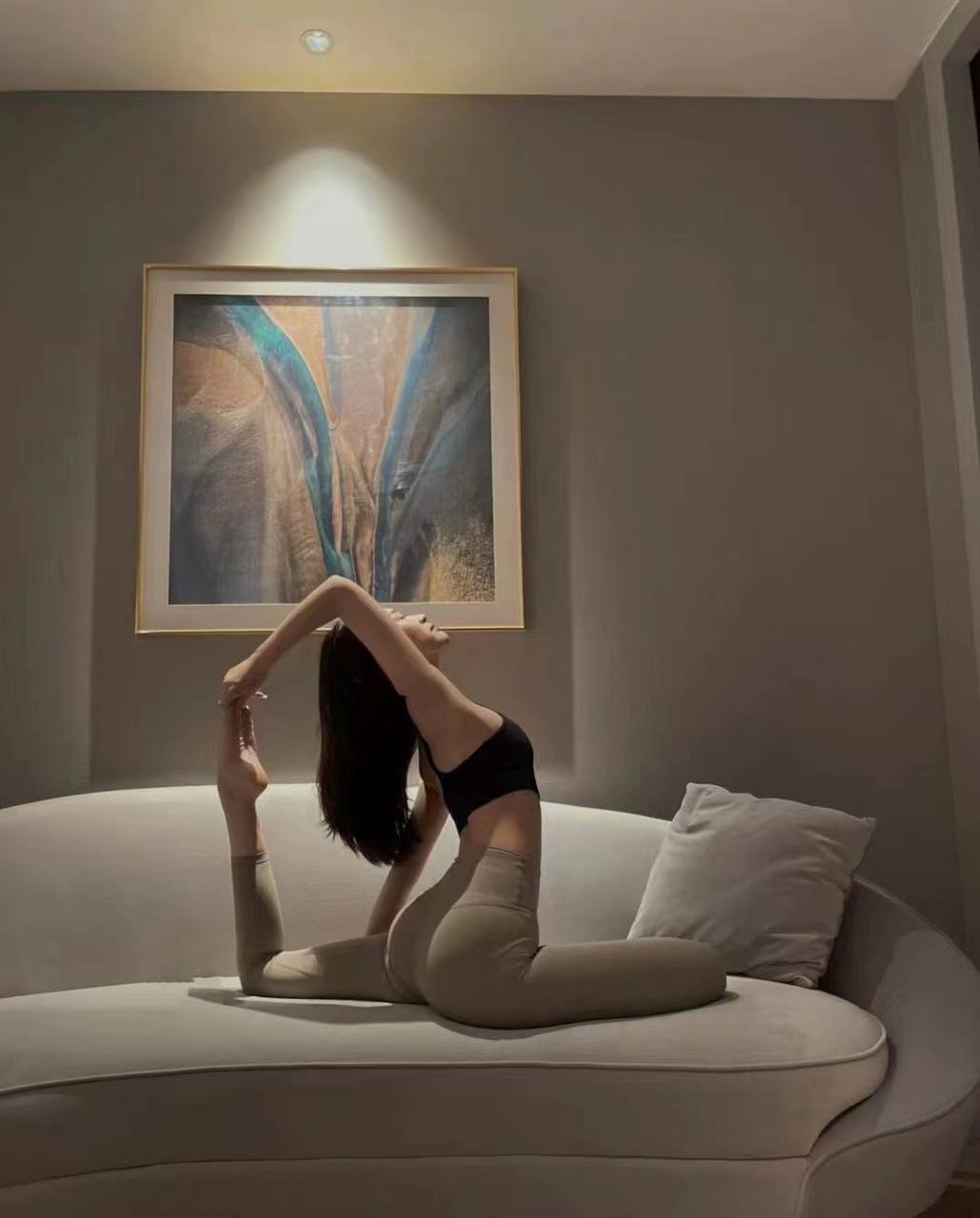 深圳极品小纯168   D 04 职业：学生       皮肤雪白灵气十足、清纯气质         举手投足间散发迷人温柔气息     JK 情趣 黑丝 白丝